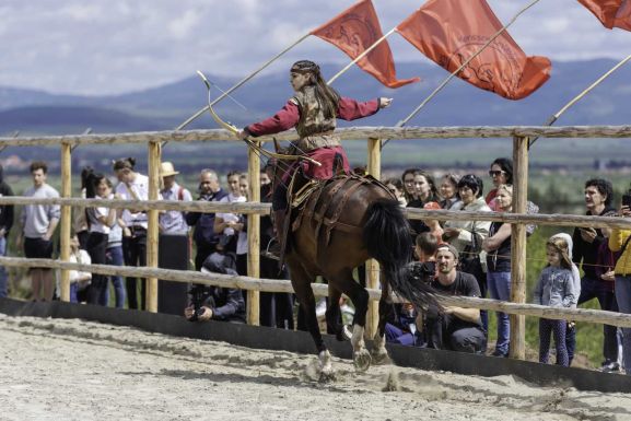 Új létesítménnyel gazdagodott a székelyföldi lovasíjászat – a helyszínen jártunk