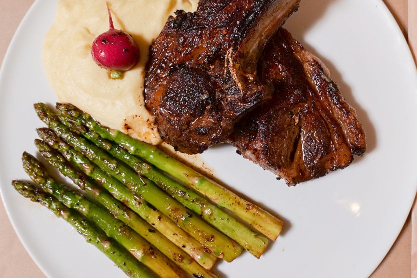 Erdély ízei: Bárányborda ropogós spárgával és krumplipürével