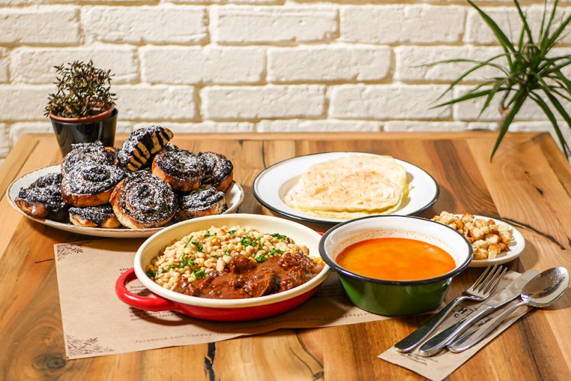 Köménymagleves, birkapörkölt tarhonyával és kakaós-kókuszos csiga a hétvégére