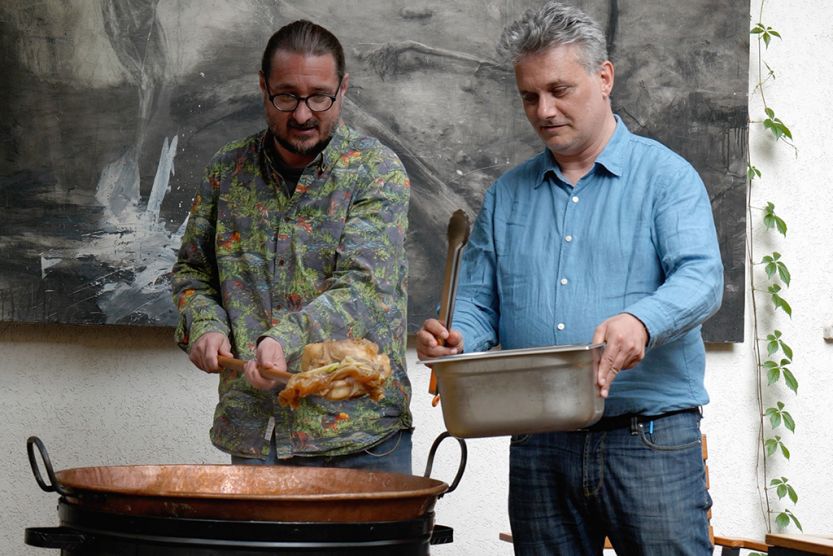 Erdélyi lakomán jártunk – Nyáry Krisztián és Cserna-Szabó András főztek Kolozsváron