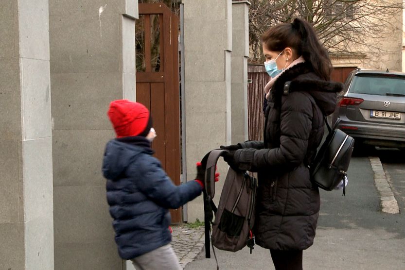 „Hiányoztak a barátok, otthon unalmas” – a legtöbb tanuló visszatért hétfőn az iskolába