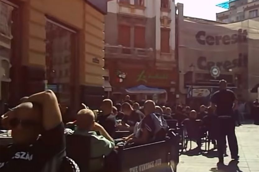 Magyar ultrák énekelnek Bukarest belvárosában