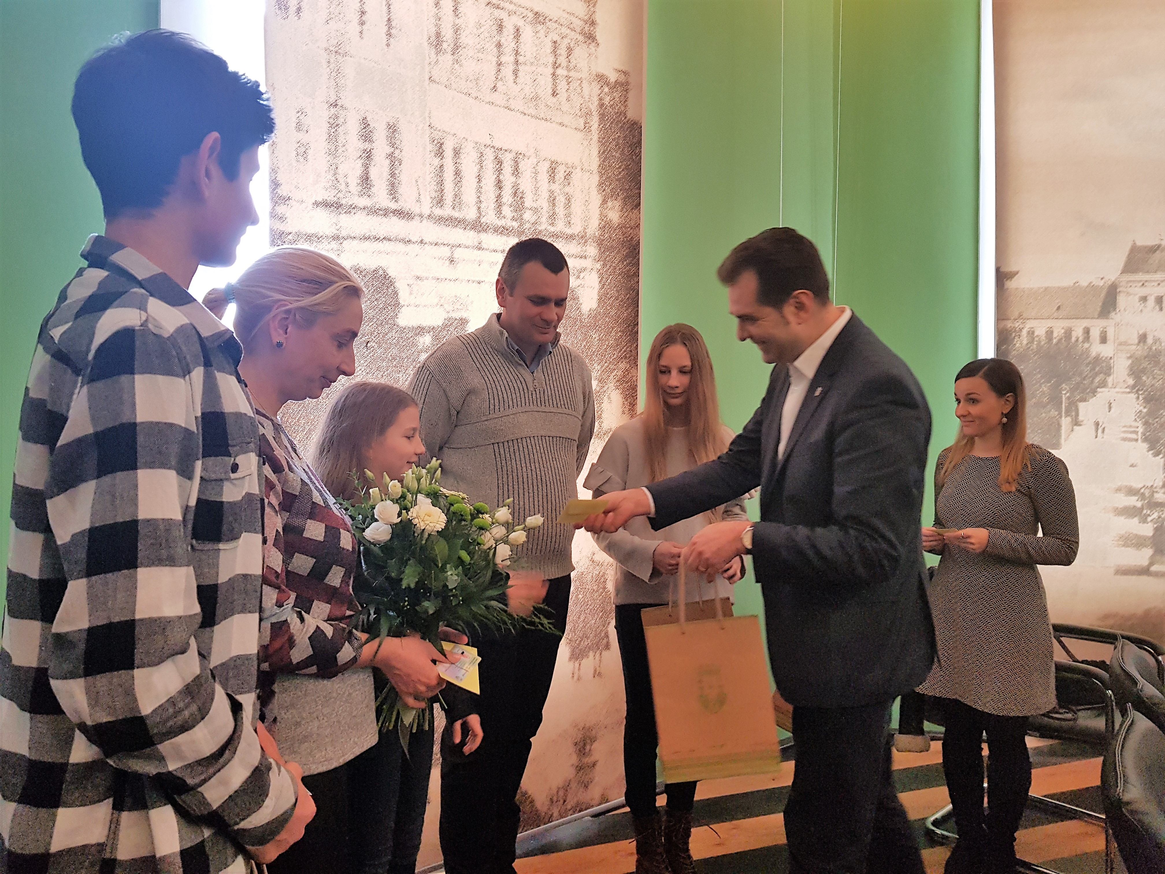 Antal Árpád polgármester átadja a nagycsaládosoknak szóló kártyákat | A szerző felvétele