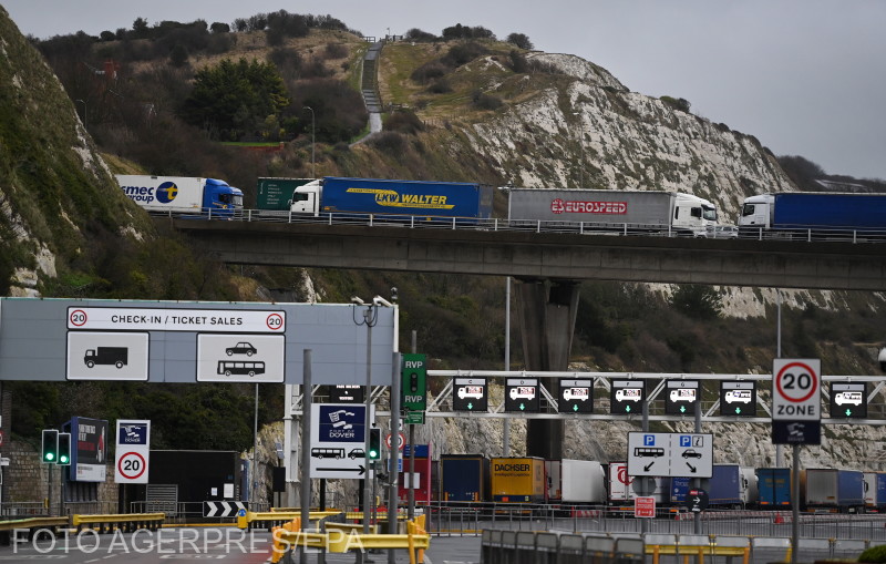 Várakozó francia kamionok a doveri kikötőben | Fotó: Agerpres/EPA