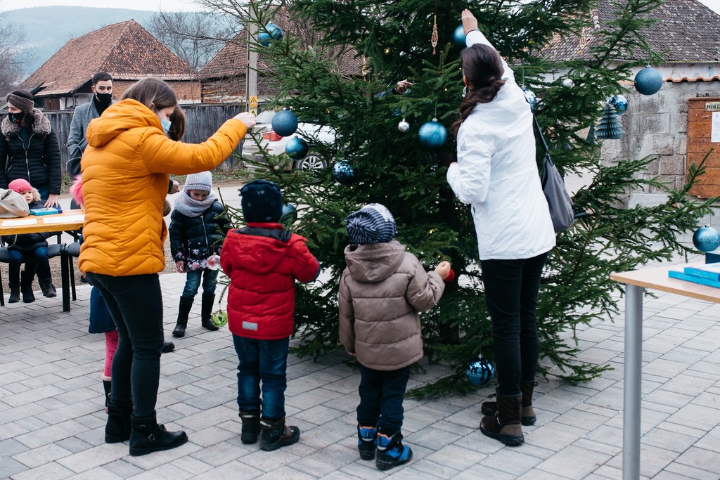 A gyerek által készített díszek a község karácsonyfájára kerültek | Fotók: Kovács Barna