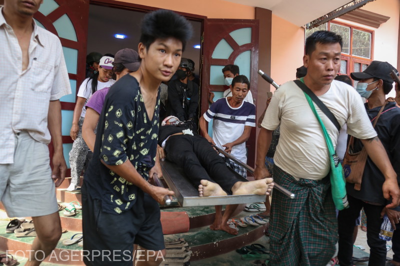 Sebesülteket szállító mianmari tüntetők | Fotó: Agerpres/EPA