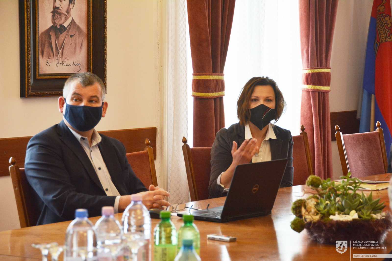 Gálfi Árpád polgármester és Pálfi Kinga a költésgvetés-tervezet bemutatásán | Fotók: polgármesteri hivatal