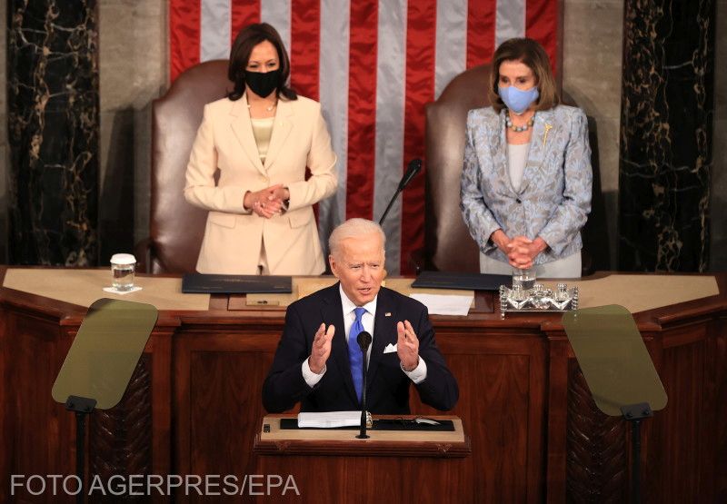 Joe Biden beszéde közben, a háttérben Kamala Harris alelnök és Nancy Pelosi képviselőházi elnök