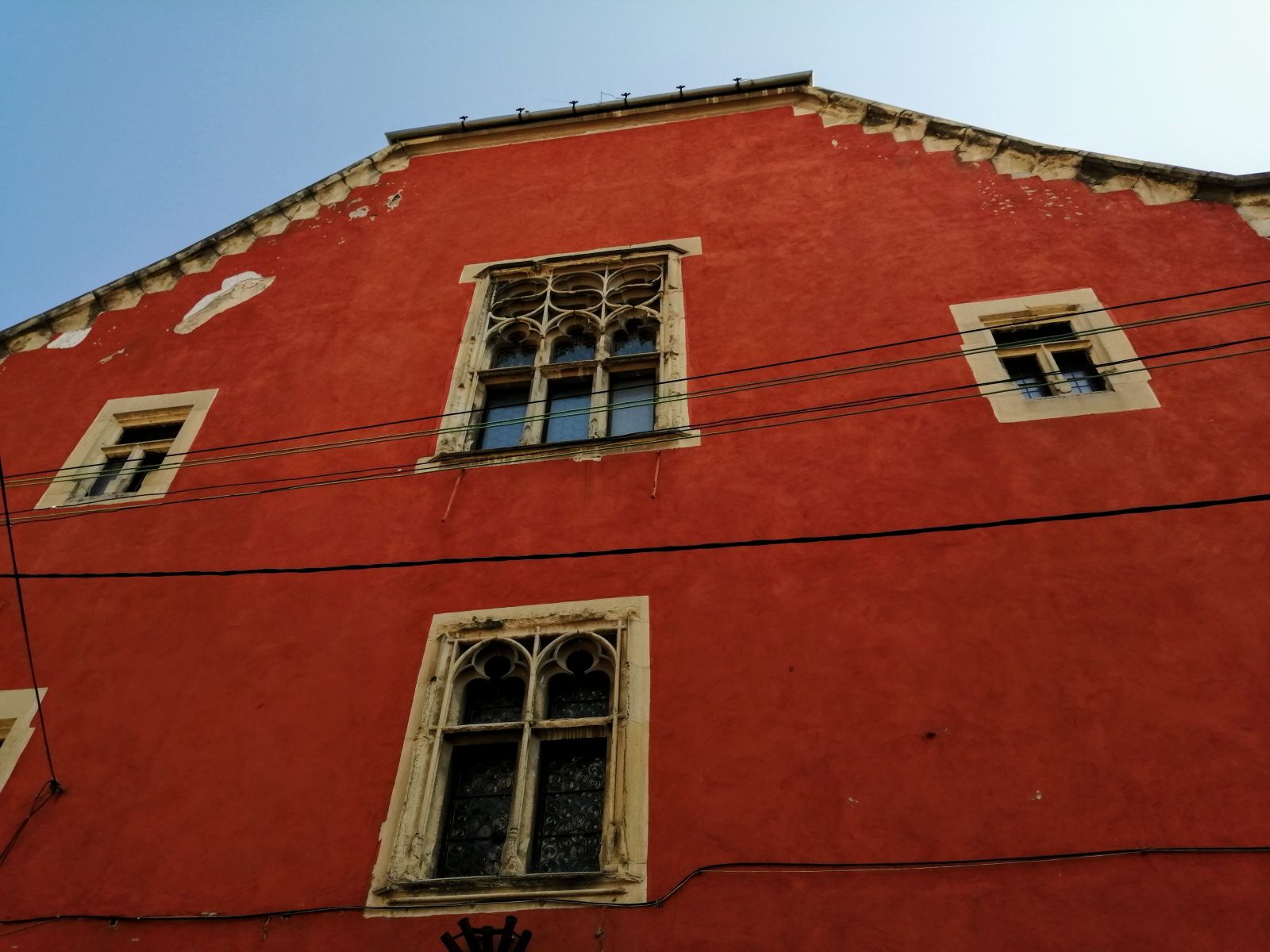 A ferences rendház épülete reneszánsz ablakeretekkel és néhány kábellel tarkítva