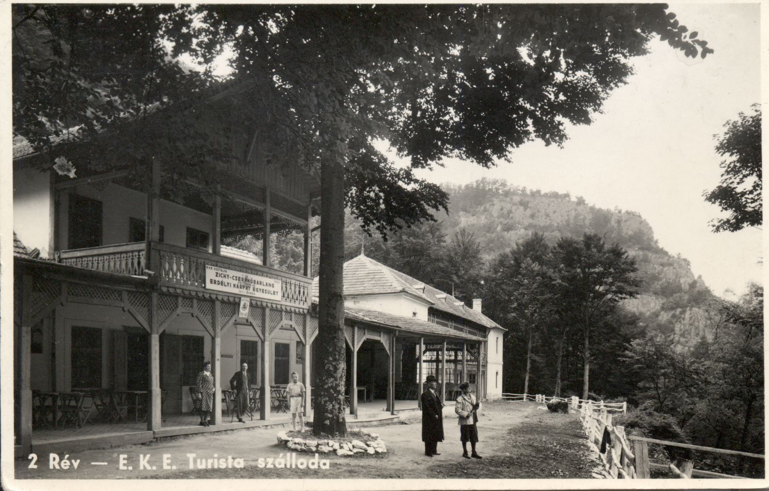 1940-es évekből származó képeslapon az egykori EKE-turistaház