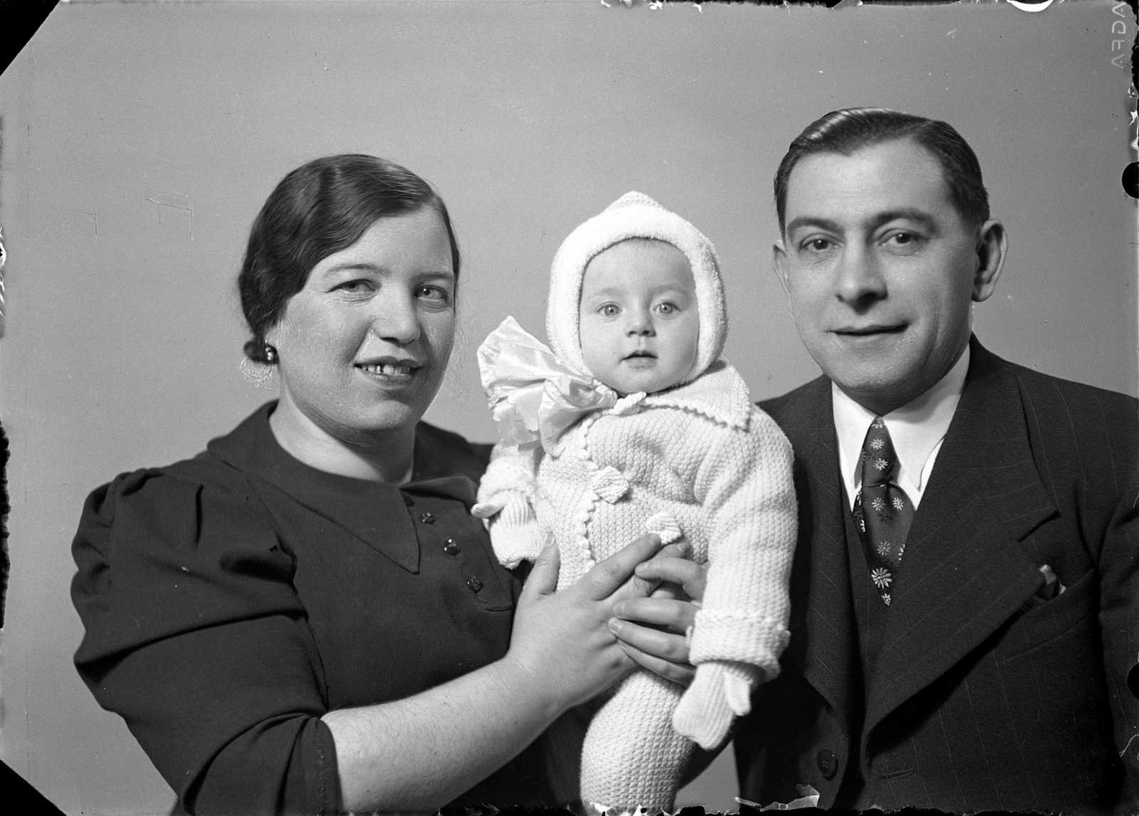 Silber Adolf (Fülöp?) és családja 1939-ben. Feltételezések szerint a képen Silber Fülöp szabó (szül. 1900-ban Szászrégenben), felesége Szeréna (szül. Katz, 1907-ben Páncélcsehben) és kislányuk, Olga (szül. 1938, Páncélcseh) szerepel. A családot Auschwitzban meggyilkolták. (Sárdi Fotó/Arhiva de Fotografie)  