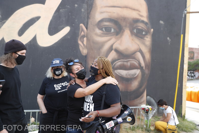 Az ítéletre várakozók reakciója a George Floydról készült falfestmény előtt | Fotó: Agerpres/EPA