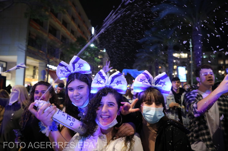 A függetlenség napját ünneplő fiatalok csütörtökön, Tel-Avivban | Fotó: Agerpres/EPA