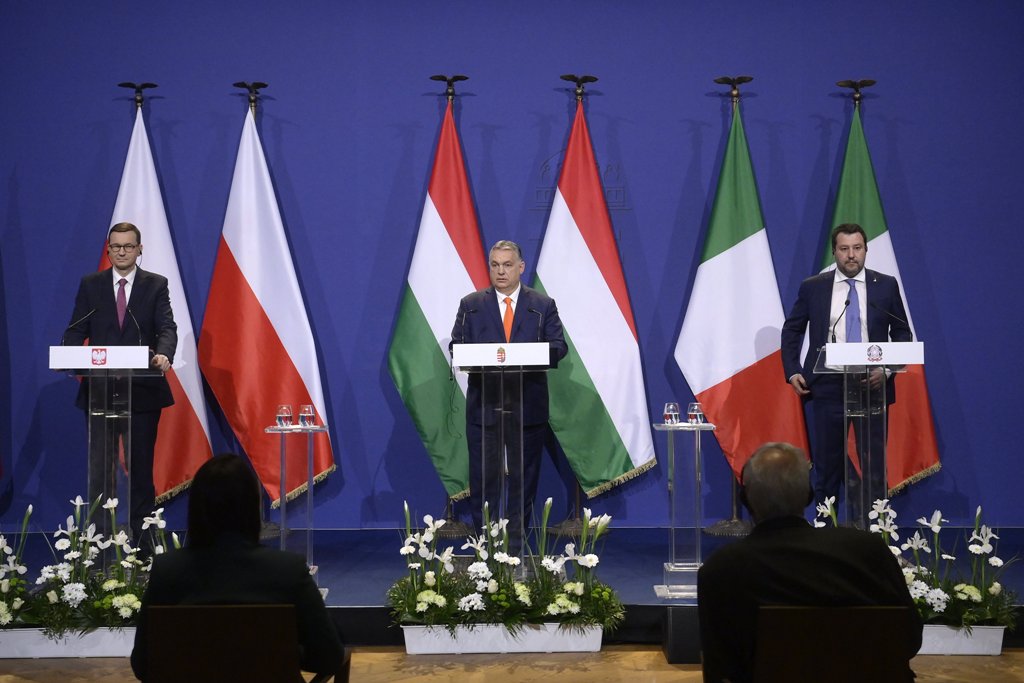 Orbán Viktor miniszterelnök, a Fidesz elnöke (k), Matteo Salvini, az olasz jobboldali kormánypárt, a Liga vezetője (j) és Mateusz Morawiecki lengyel miniszterelnök (b) a találkozójukat követően tartott sajtótájékoztatón a Karmelita kolostorban | Fotó: MTI