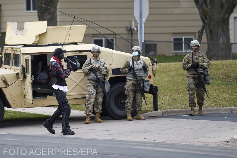 Tüntető szemtől szemben a nemzeti gárda katonáival | Fotó: Agerpres/EPA