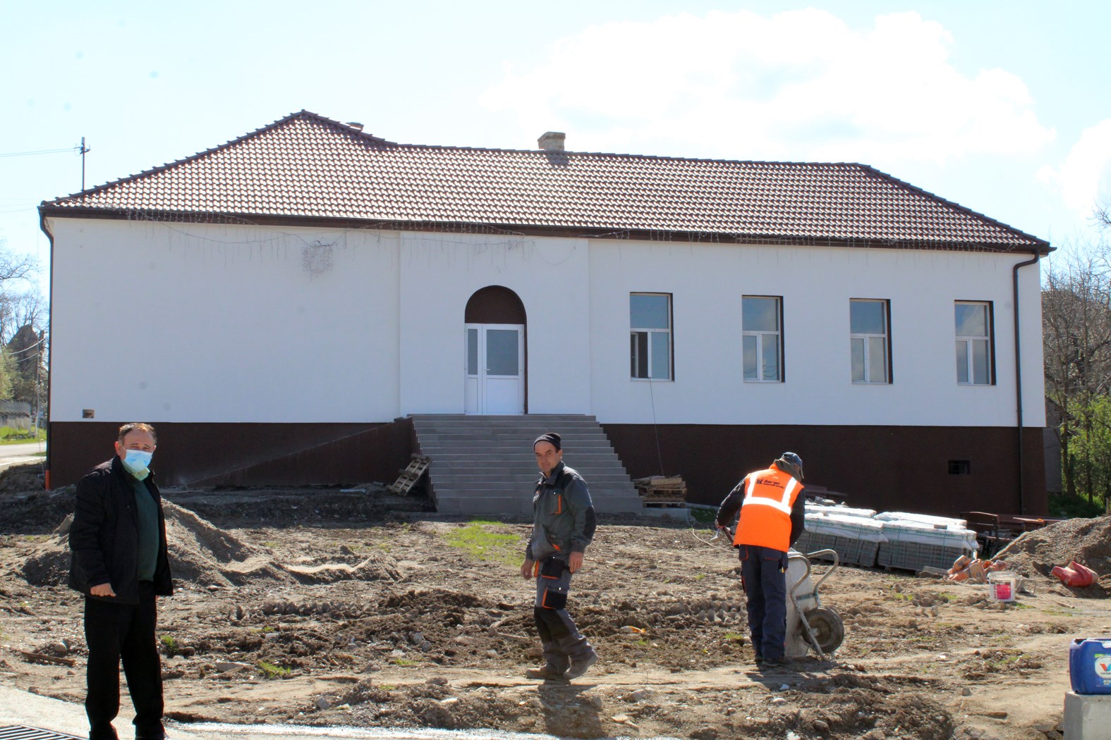 A récsei iskola már elkészült, következik a parkos övezet kialakítása - mutatja Bréda Lajos polgármester (bal oldalon) | A szerző felvételei