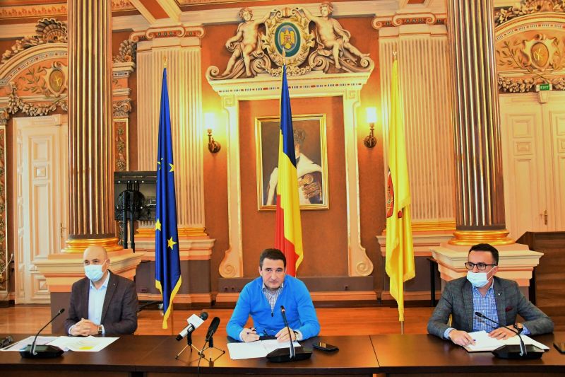 Călin Bibarț polgármester Lazăr Faur és Ilie Cheșa alpolgármesterek között | Fotó: az önkormányzat sajtóosztálya