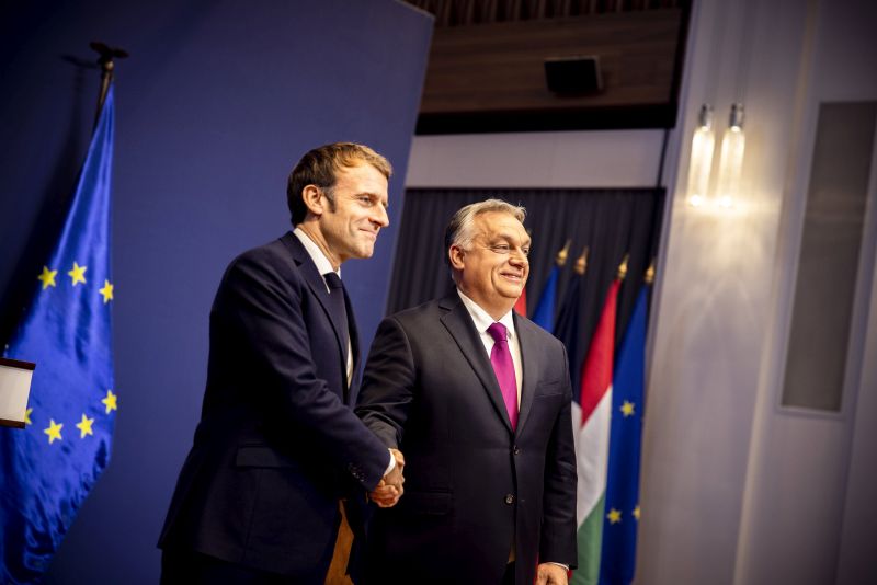 Emmanuel Macron és Orbán Viktor | A miniszterelnöki hivatal felvétele