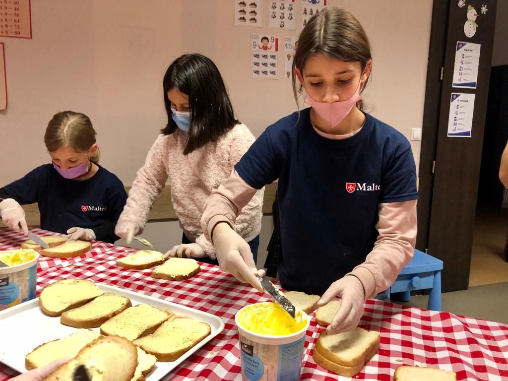 Önkéntes gyerekek szendvicseket kennek a rászorulóknak | Fotó: Máltai Szeretetszolgálat