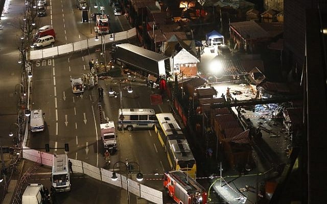 A 2016-os berlini támadás december 19-én történt. Az elkövető egy elrabolt kamionnal nagy sebességgel behajtott a német főváros egyik karácsonyi vásárának helyszínére, a vásárosok, az árusok és a vásárlók közé, 12 fő halálát és több tucatnyi ember sérülését okozva. Az elkövetőt alig 24 órával a támadást követően azonosították a hatóságok, de az illetőnek sikerült megszöknie Németországból. A támadás feltételezett végrehajtóját a terrorakciót követő ötödik nap hajnalán olasz rendőrök lőtték le Milánó egyik elővárosában , miután az egy rutin jellegű igazoltatás során tüzet nyitott rájuk – olvasható az esetről készült összefoglaló a Wikipédián. 
