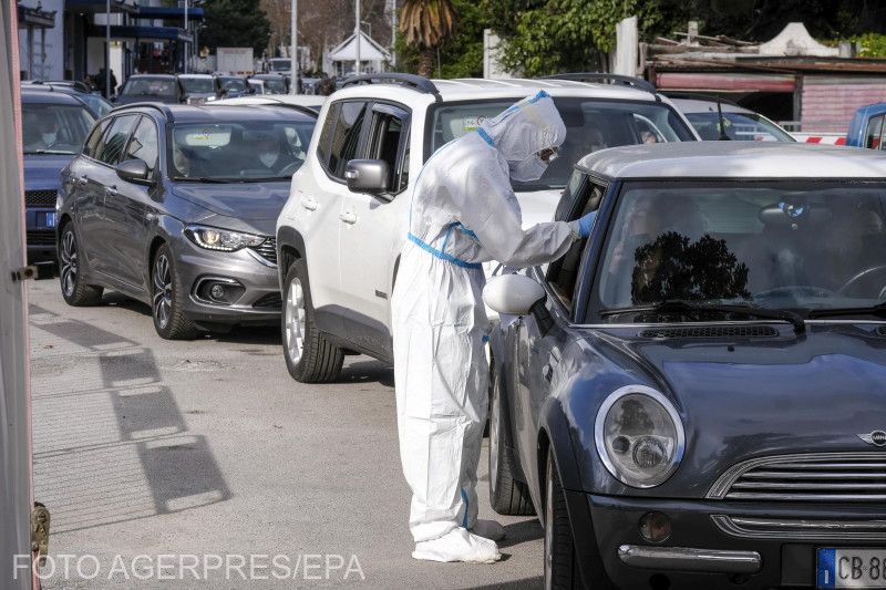 Gépkocsisor egy autós tesztelési pontnál Palermóban | Fotó: Agerpres/EPA