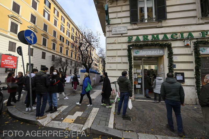 Sorban állók egy római gyógyszertár előtt | Fotó: Agerpres/EPA