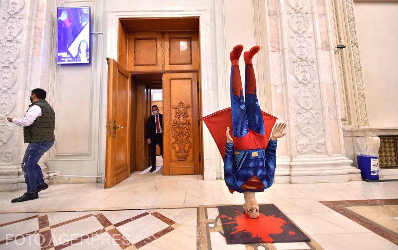 Jellemző kép a romániai belpolitikára – Florin Cîțu „Superman” miniszterelnöknek így üzent a PSD a bizalmatlansági indítvány szavazásán | Fotó: Agerpres