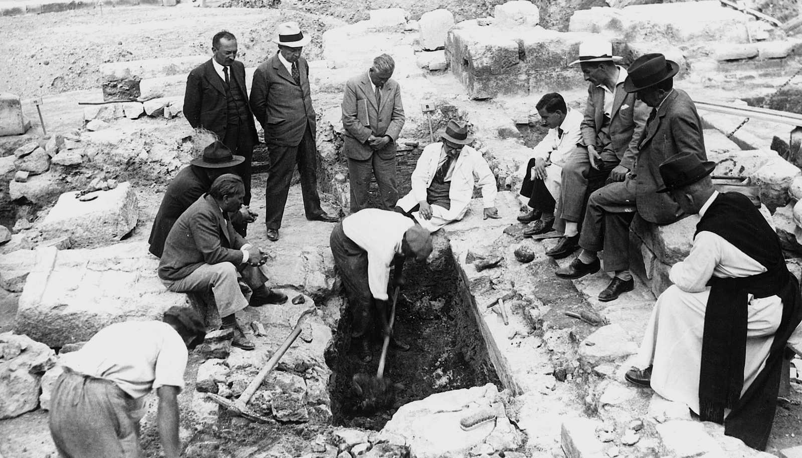A székesfehérvári egykori Szűz Mária prépostsági templom területén talált csontleletek feltárása 1936-ban | Forrás: a Szent István Király Múzeum honlapja