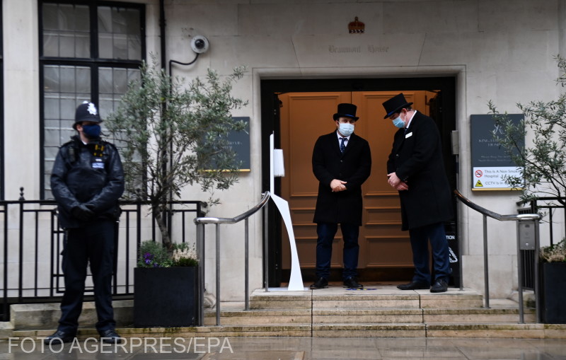 Rendőrök a kórház bejáratánál, ahol Fülöp herceget kezelik | Forrás: Agerpres/EPA