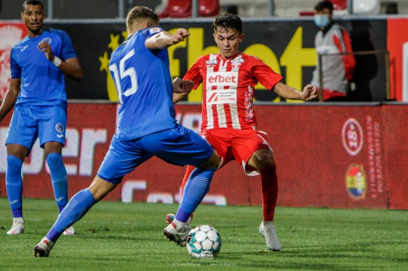 Rusu (piros-fehérben) gólt szerzett az Academica ellen | Fotó: uta-arad.ro