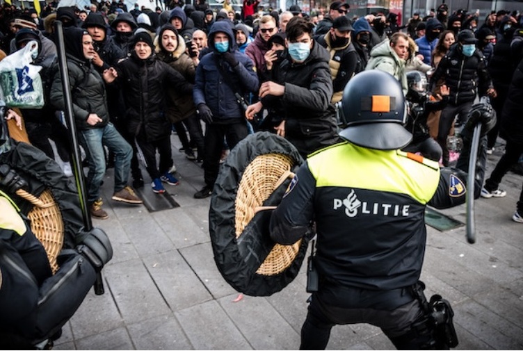 Több holland városban is zavargások törtek ki a szigorítások miatt | fotó: dutchnews.com