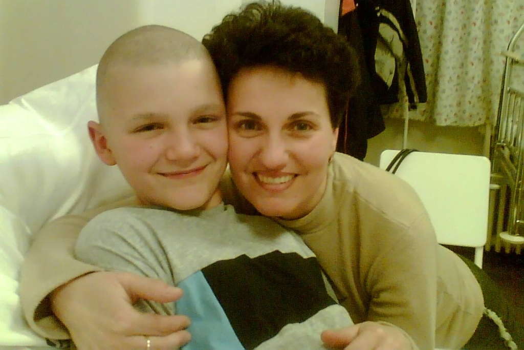 A képen Farczádi Ali és édesanyja | Fotó: Asociația "Împreună pentru copiii cu cancer" Facebook-oldal
