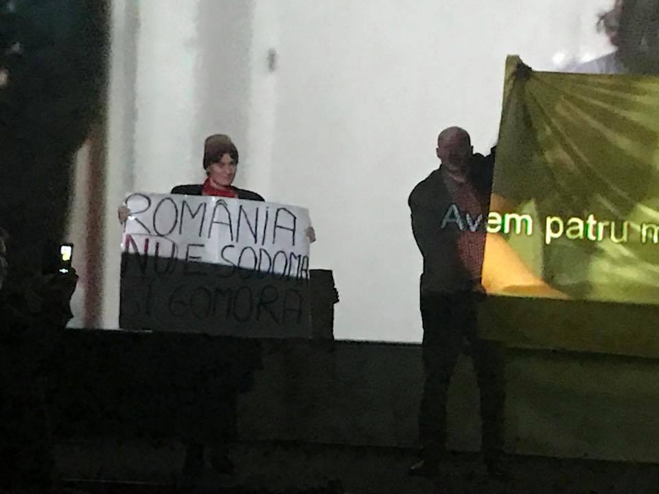 LMBT-ellenes tüntetők a Román Parasztmúzeum vetítésén 2018-ban | forrás: Tudor Giurgiu Facebook-oldala