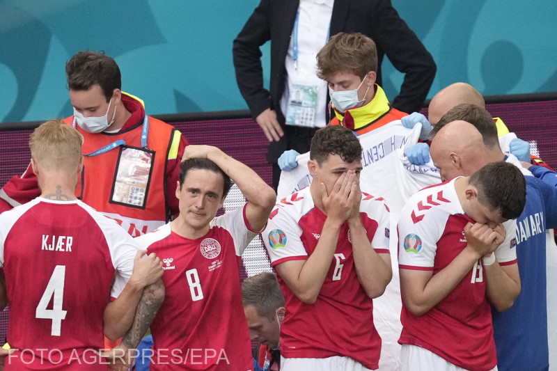 Csapattársukért aggodó dán játékosok a mérkőzés félbeszakításakor | Fotó: Agerpes/EPA