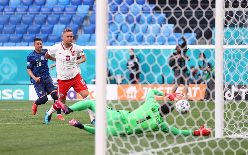 Balszerencsés volt a lengyel kapus, róla pattant be a labda | Fotó: UEFA EURO 2020 Twitter-csatorna