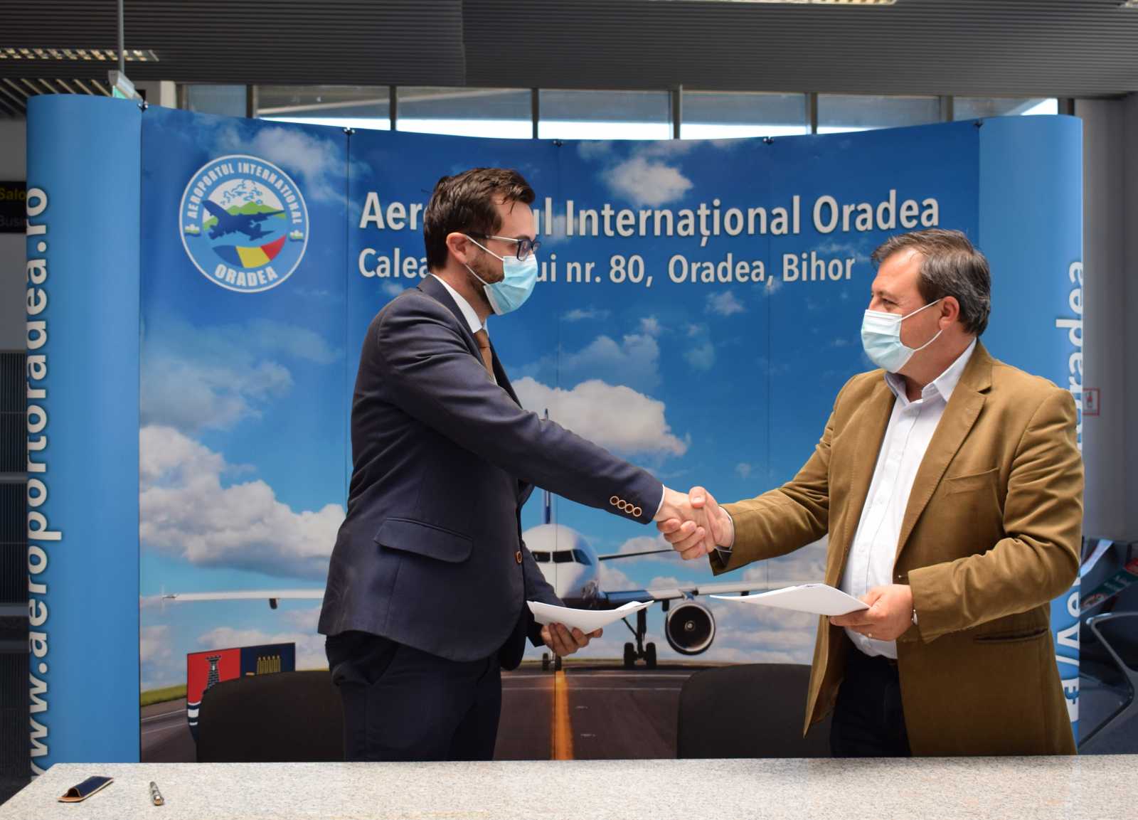 Răzvan Horga és  Laurențiu Chiana | Fotó: Nagyváradi Nemzetközi Repülőtér sajtószolgálata
