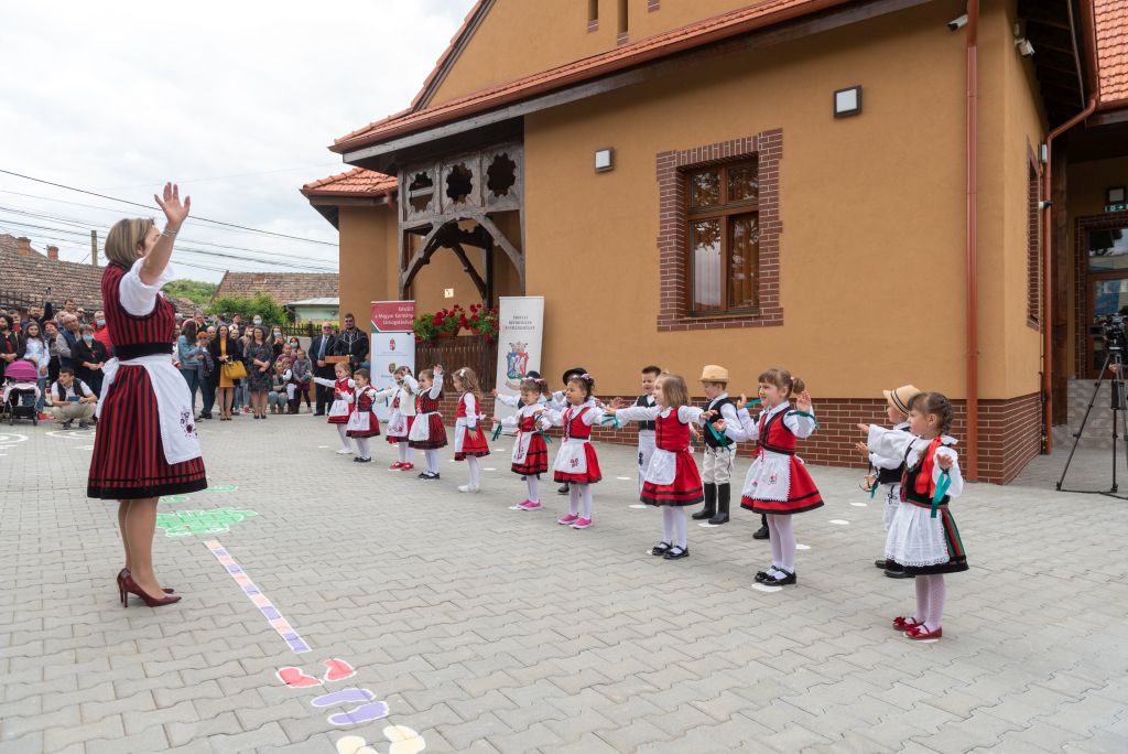 Óvodások ünnepi műsora a marosludasi óvoda és bölcsőde avatóünnepségén | Fotó: MTI/Kiss Gábor