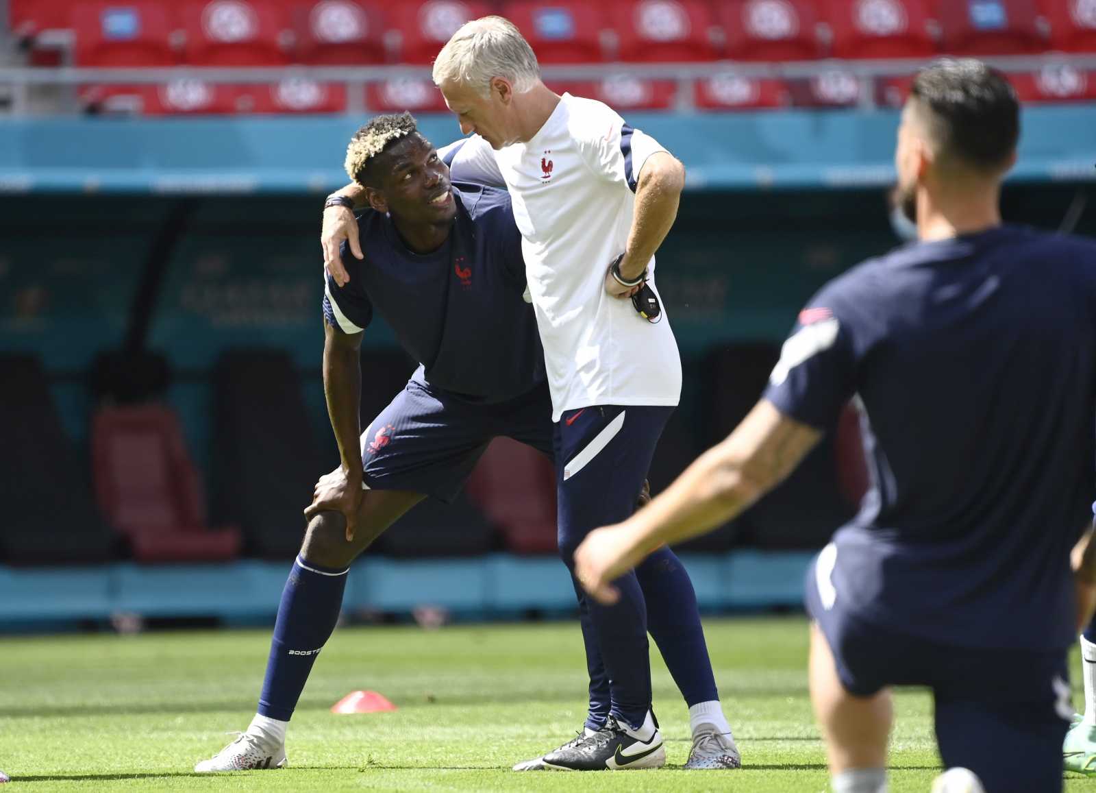 Paul Pogba és Didier Deschamps szövetségi kapitány a francia válogatott edzésén a Puskás Arénában | Fotó: MTI
