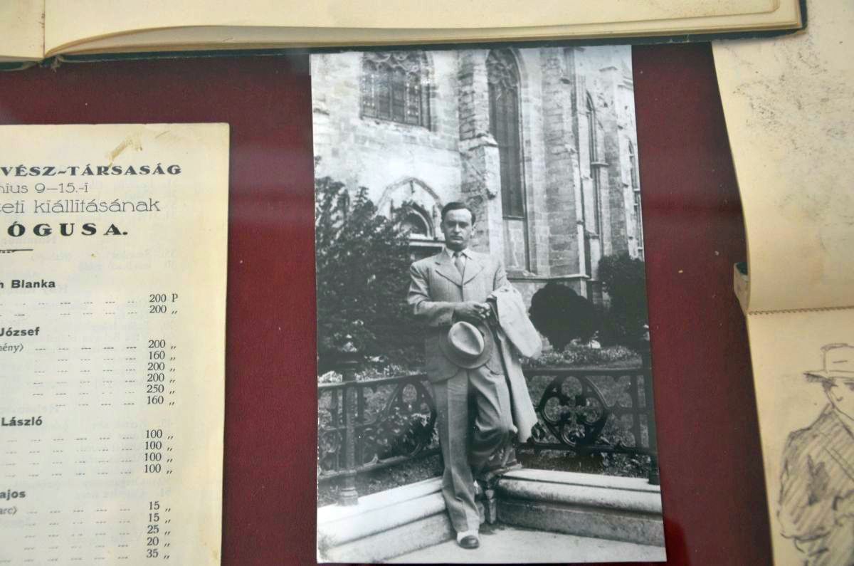 Fotó a kiállításon: Bíró József a kolozsvári Szent Mihály-templom előtt | a szerző felvételei