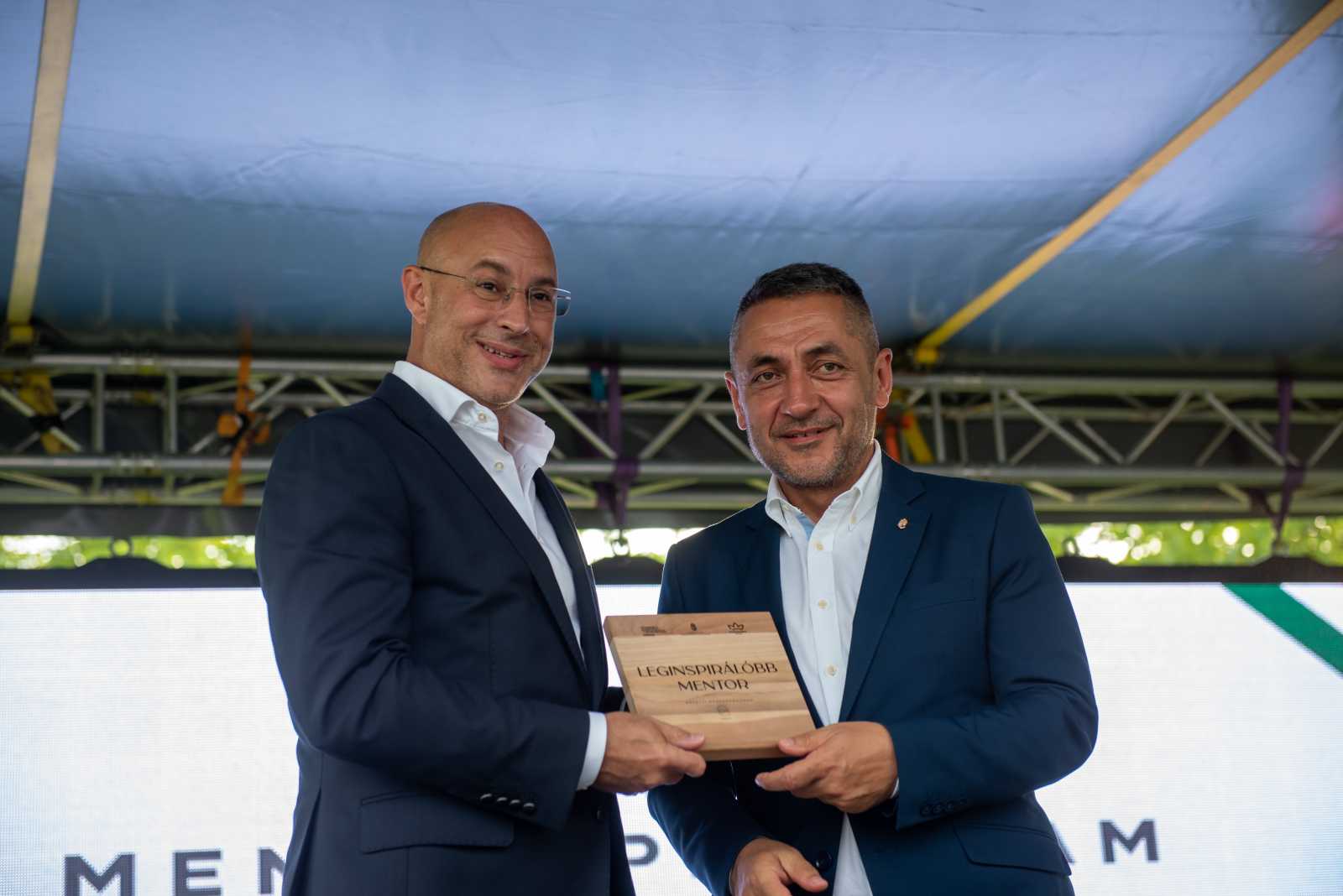 Nagy Zsolt volt informatikai miniszter a leginspirálóbb mentornak járó díjat vette át Potápi Árpádtól