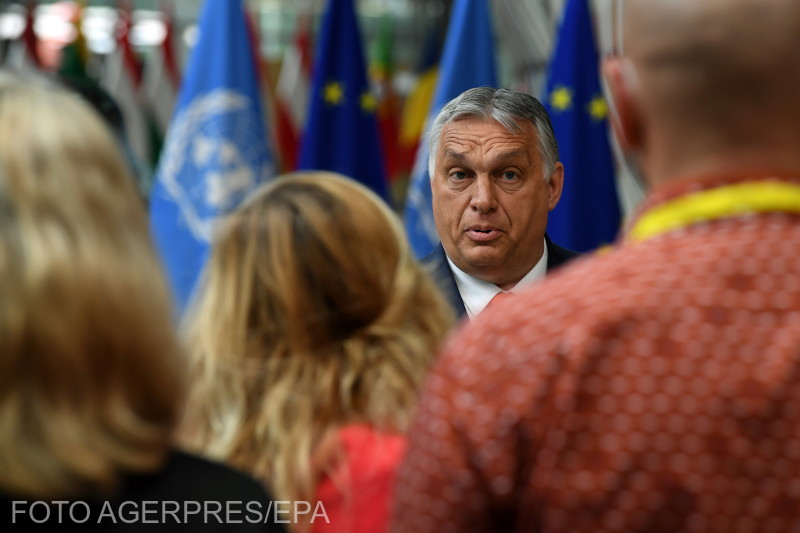 Orbán Viktor az újságíróknak nyilatkozik az EU-csúcs előtt | Fotó: Agerpres/EPA