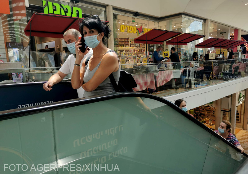 Maszkot viselő vásárlók egy tel-avivi mallban | Fotó: Agerpres/EPA