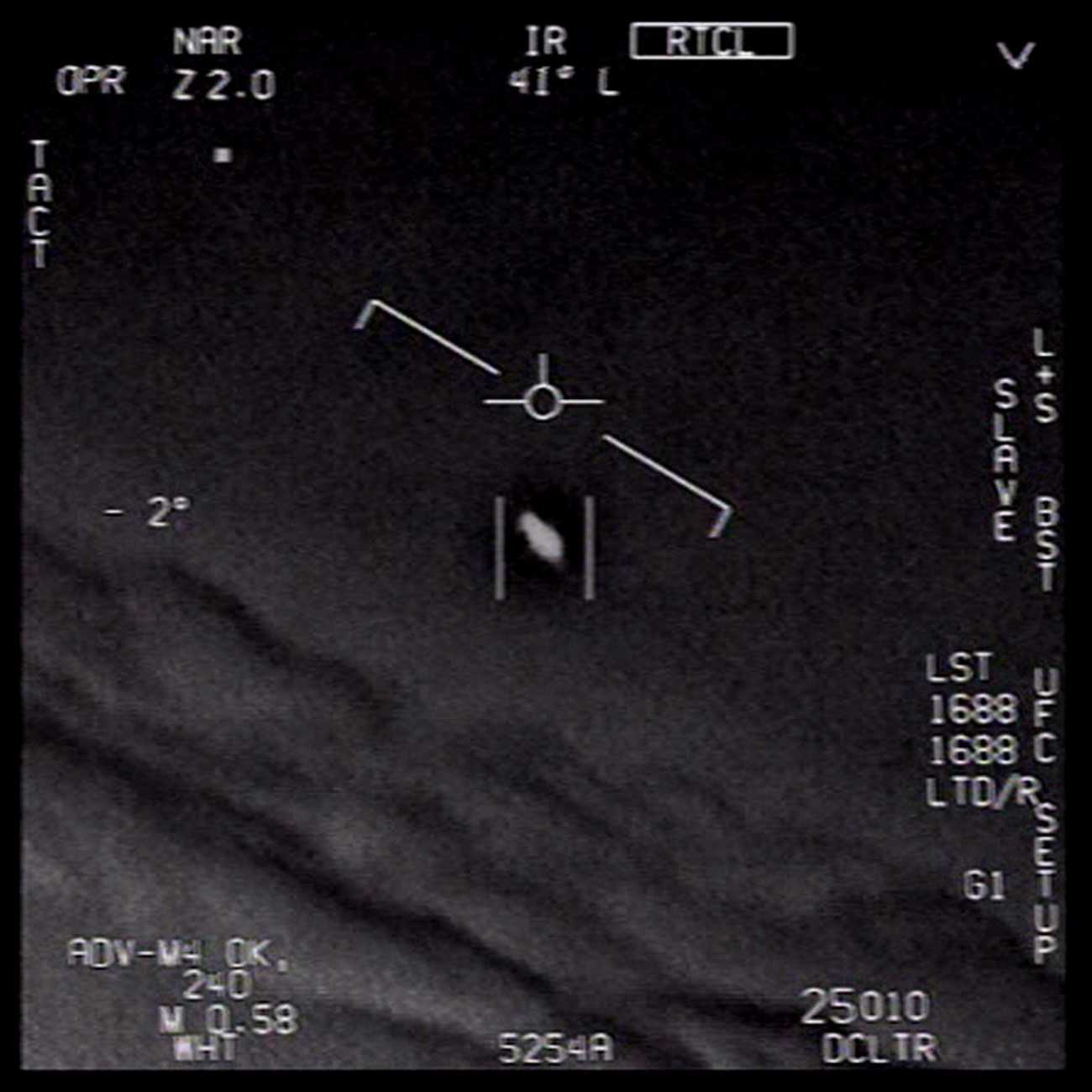 Az Amerikai Védelmi Minisztérium, a Pentagon által 2020. április 29-én közreadott, az Amerikai Haditengerészet videofelvételéről készített kép egy "azonosítatlan légi jelenségről" egy ismeretlen helyszínen. A minisztérium által közzétett három videofelvételen szereplő objektumokat a mai napig nem tudták azonosítani. A felvételeken egyébként 2004-es, illetve 2015-ös gyakorlórepülések során készített képek láthatóak | Fotó: MTI/EPA/Amerikai Védelmi Minisztérium/Amerikai Haditengerészet