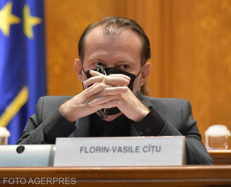 Florin Cîţu a „vádbeszédet” hallgatva a parlamentben | Fotó: Agerpres