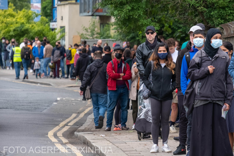 Oltásra várakozók Londonban | Fotó: Agerpres/EPA