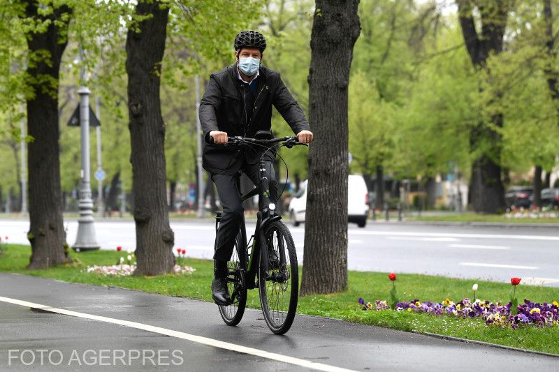 Az elnök is biciklire pattant | Fotó: Agerpres/Archív