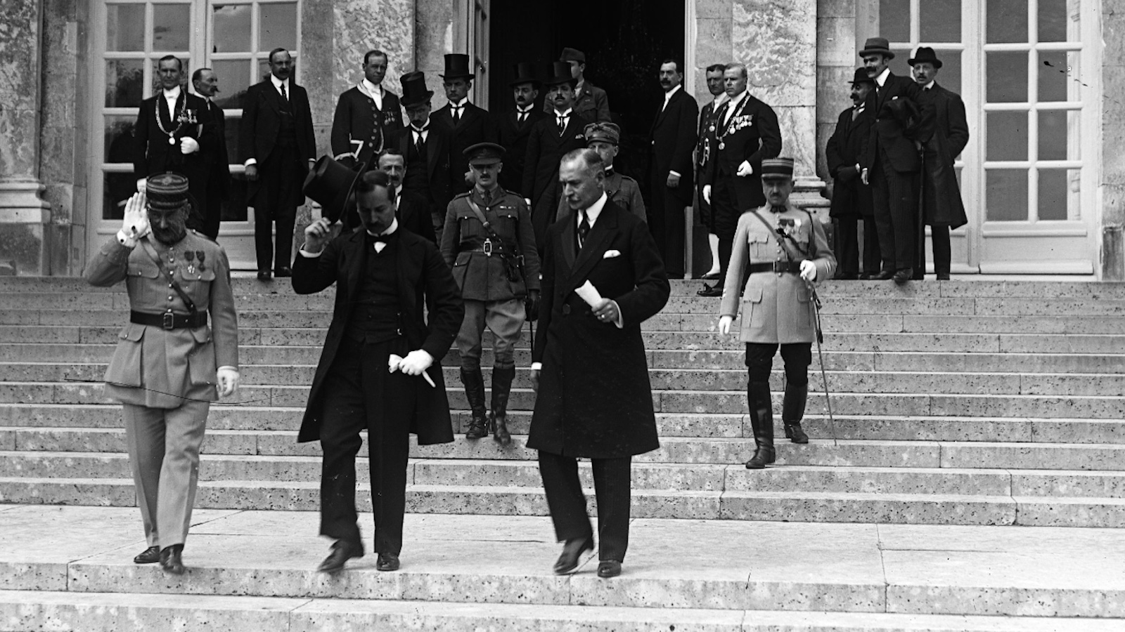 A cikk nyitóképe: A magyar delegáció elhagyja a Nagy-Trianon-palotát a békeszerződés aláírása után l Fotó: Válasz Online/Francia Nemzeti Könyvtár