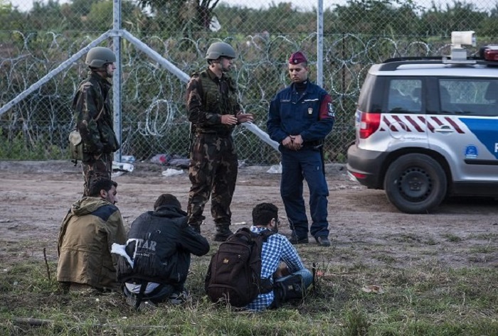 Migránsok a magyar (schengeni külső) határnál | Illusztráció: MTI