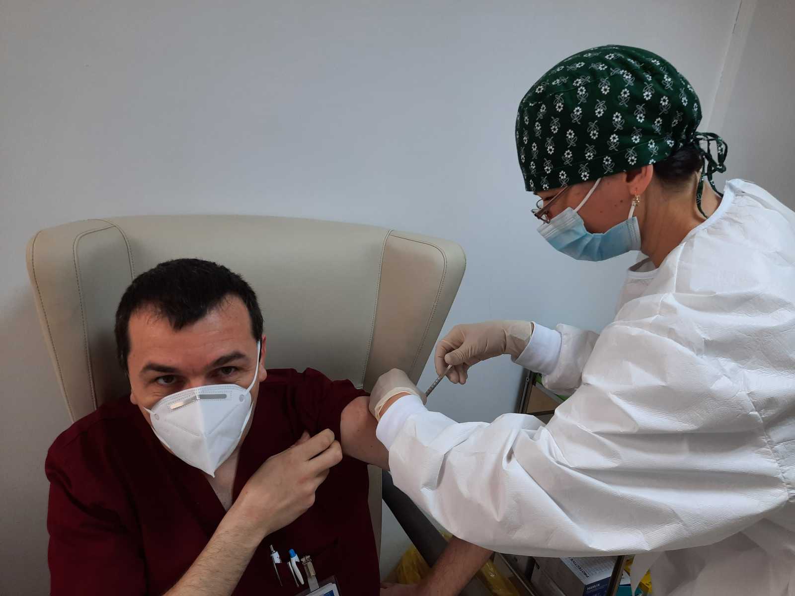 Dr. Solti Norbert idegsebész az emlékeztető oltását kapta meg hétfőn | Fotó: Csíkszeredai Megyei Sürgősségi Kórház