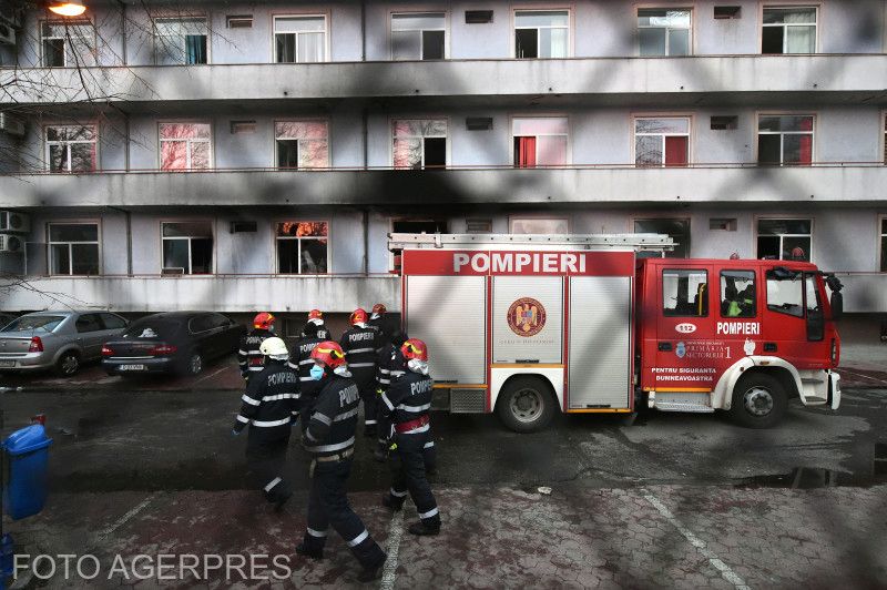 Tűzoltók a Matei Balş intézetnél | Fotó: Agerpres 